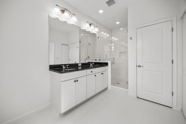 Building Photo - 4520 Longwood Lk Sq