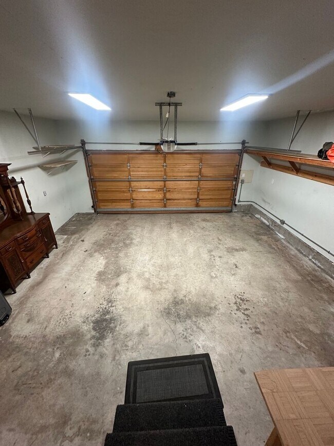 Building Photo - Three Bed, Two Bath Home In Prosser With Two Car Garage