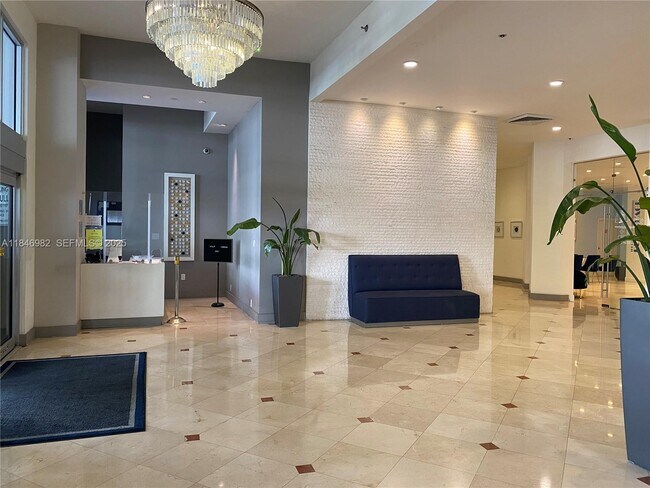 Building Photo - 100 Lincoln Rd