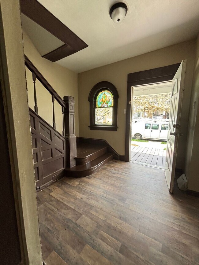 Building Photo - Newly Renovated 4 Bedroom Home