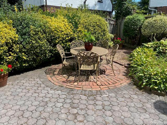 Building Photo - 84 Surrey Ln