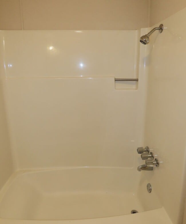 Building Photo - South Tyler! Spacious 3 Bedroom, 2 Bath Du...