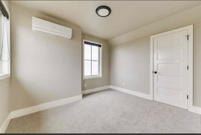 Building Photo - 940 Pedalers Ln