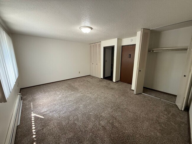 Interior Photo - Dakota Arms &amp; Gardens