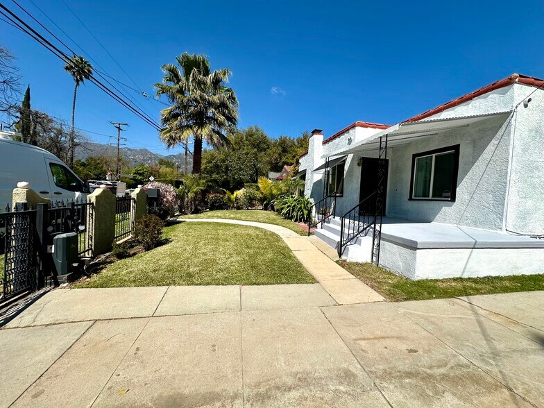 Front of house (newly painted) - 1968 El Molino Ave