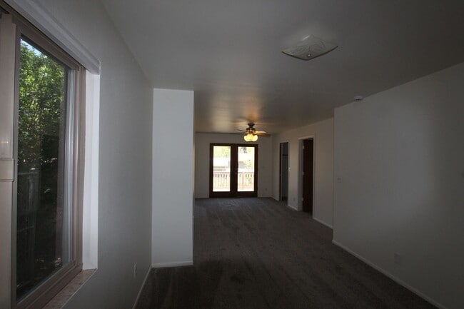Building Photo - AVAILABLE NOW! Charming Single-Story Home ...