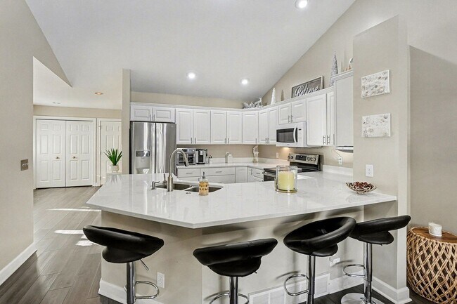 Building Photo - 2 BED 2 BATH CONDO NEAR BEACH