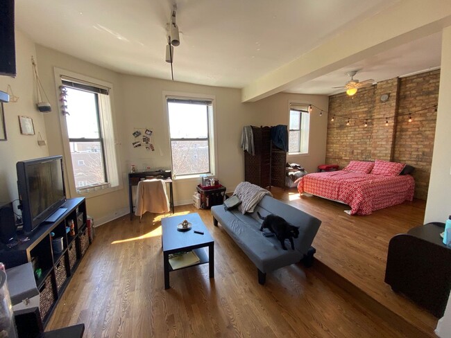 Building Photo - 909 W Dakin St