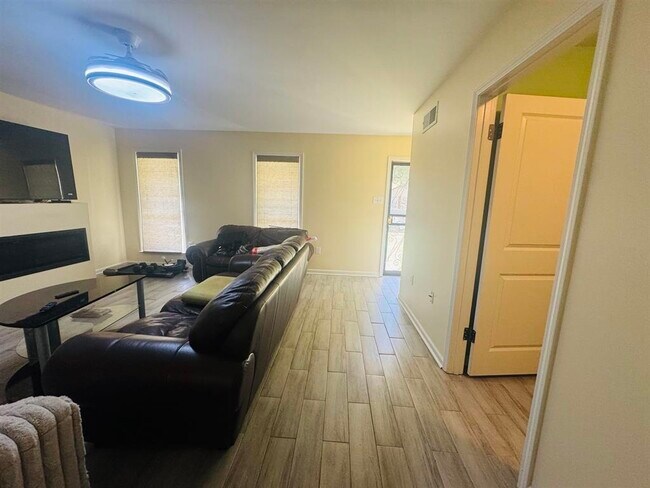 Building Photo - 6615 Hartford Dr