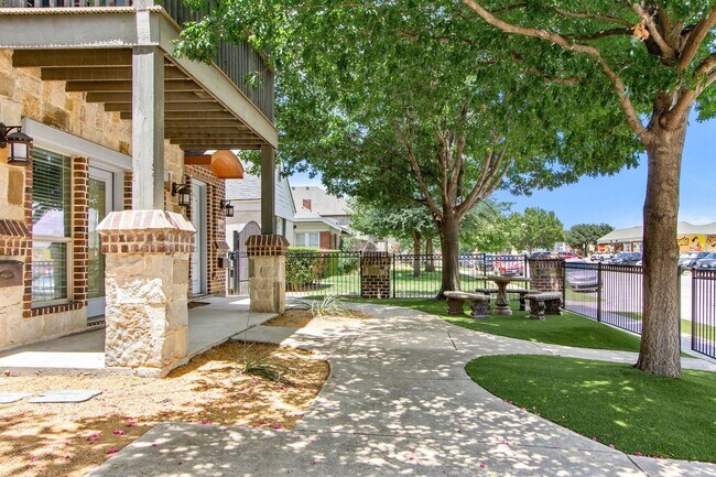 Building Photo - * MOVE IN SUMMER 7/25/2027 * 5 Bed 3 Bath Walk to TCU Light Housekeeping Included