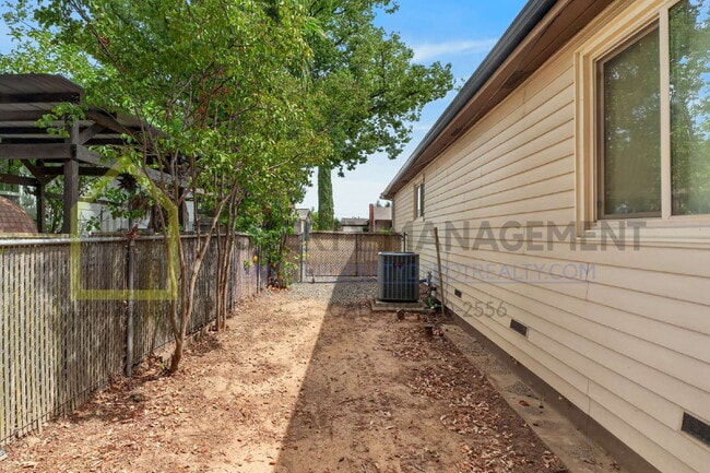 Building Photo - 9550 Colton Ave