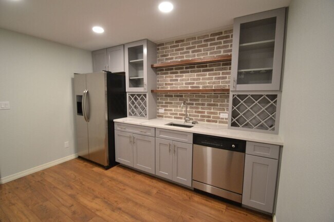 Building Photo - 5 Bed 3.5 Bath 3 Car Garage with AC