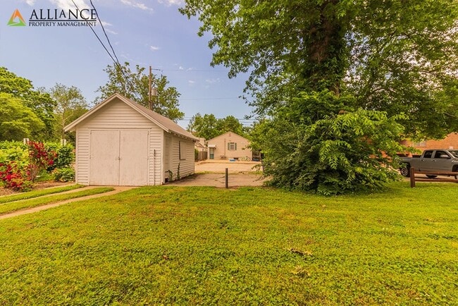 Building Photo - Ideal Location! Next to KSU!