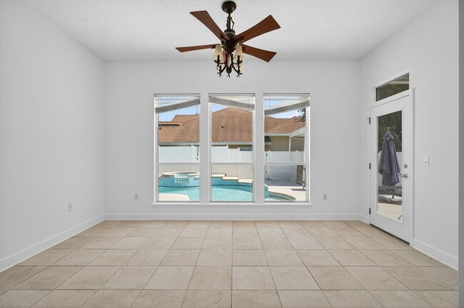 Building Photo - Gated Community!