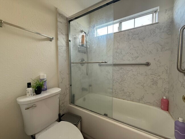 Building Photo - 2802 Sycamore Ln