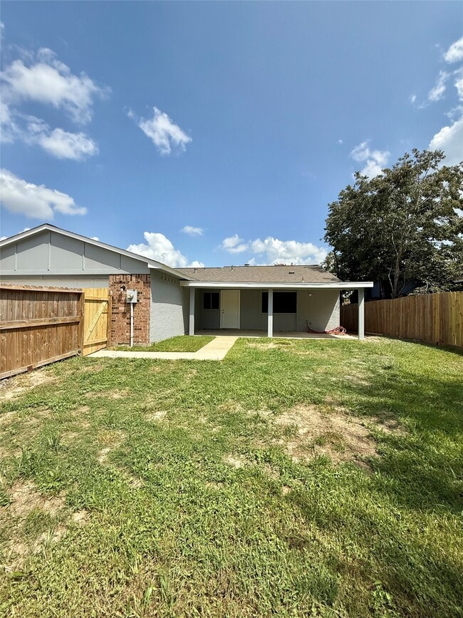 Building Photo - 14650 Lourdes Dr