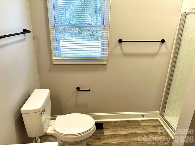 Building Photo - 2121 Charlotte Hwy