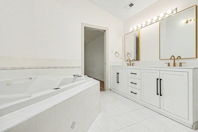 Building Photo - Large 4 Bedroom/2 Bathroom Home in Bon Air ***Available Early/Mid April***