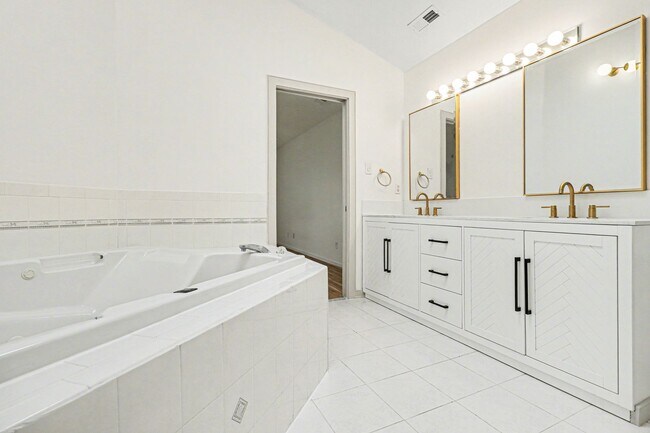 Building Photo - Large 4 Bedroom/2.5 Bathroom Home in Bon Air ***Available Early/Mid April***