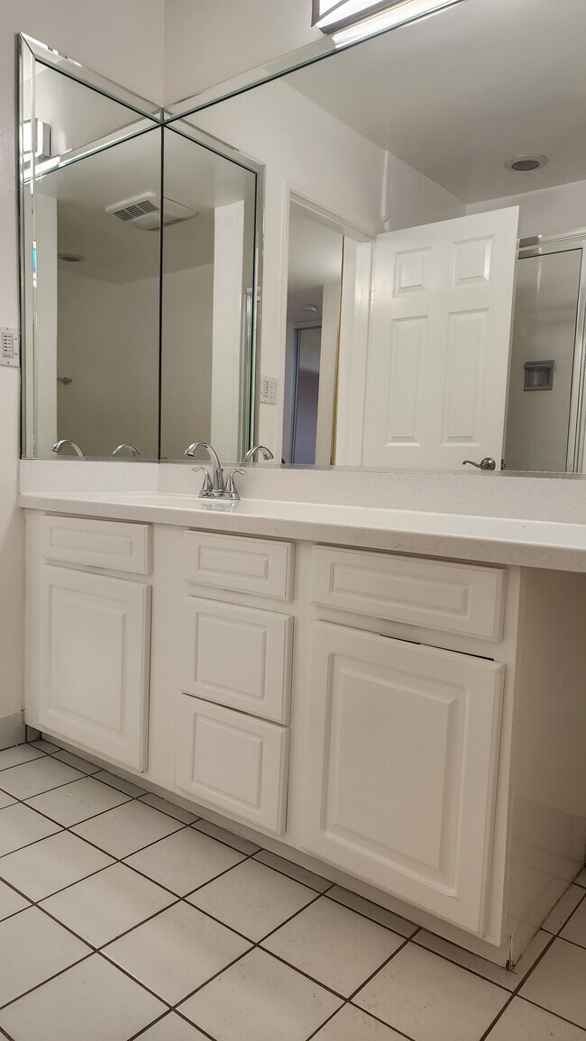 Building Photo - 303 N Swall Dr