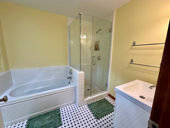 Building Photo - Stunning Running Y Ridge Home with Lake Views – Furnished or Unfurnished!