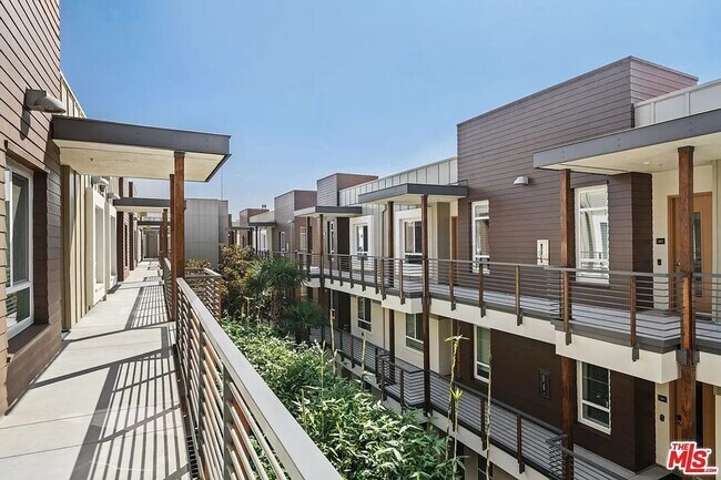 Building Photo - Beautiful Playa Vista Home With In Unit La...