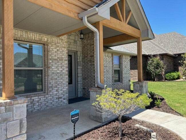 Building Photo - 604 NW Newgate Dr