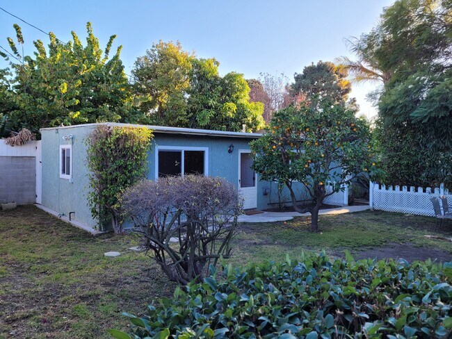 Separate unit with large yard. - 1914 Granville Ave