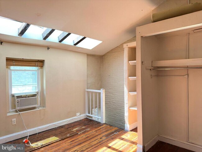 Building Photo - 623 S American St