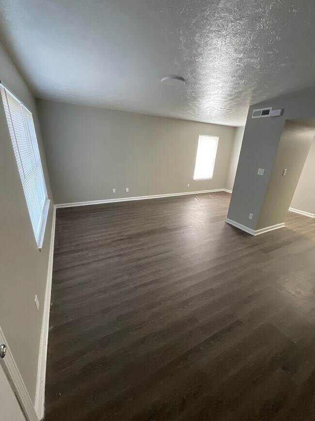 Building Photo - 4 Bed 2 Bath for Rent