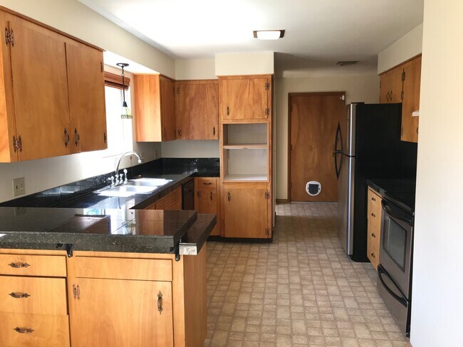 Building Photo - 3824 W Greenbrier Dr