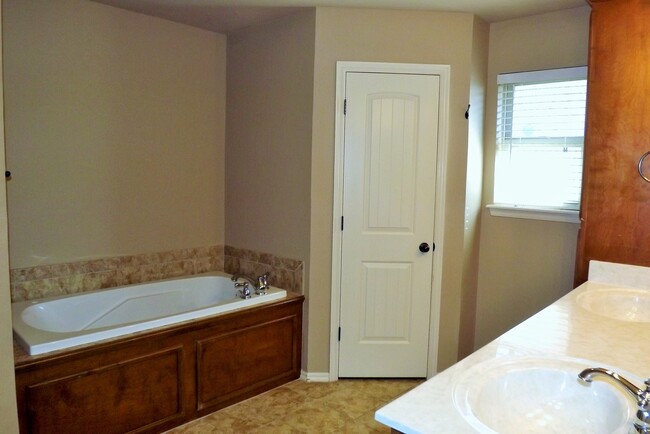Building Photo - Available Now! Yukon Schools!