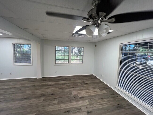 Building Photo - 11106 N Dowling Rd