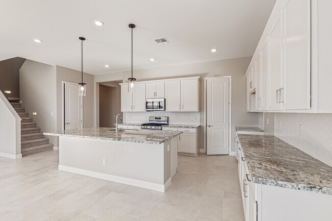 Building Photo - 713 W Longwood Dr