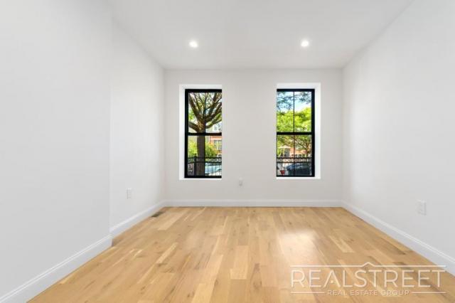 Building Photo - 3 bedroom in BROOKLYN NY 11233