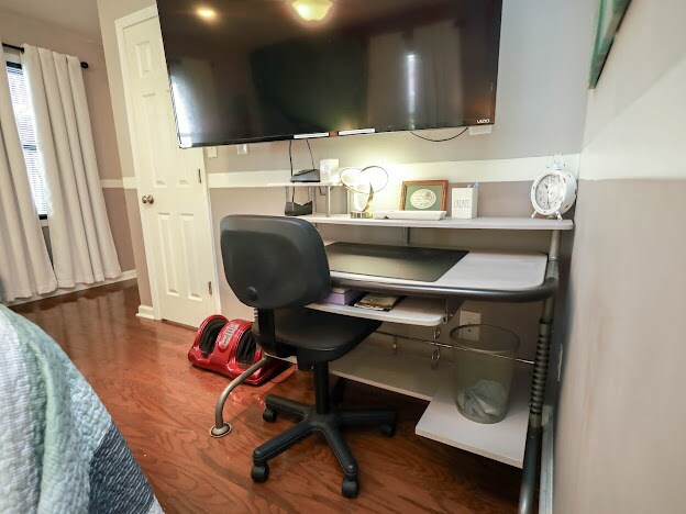 A perfect dedicated workstation that combines comfort and functionality to enhance your productivity - 2171 Weatherstone Cir SE