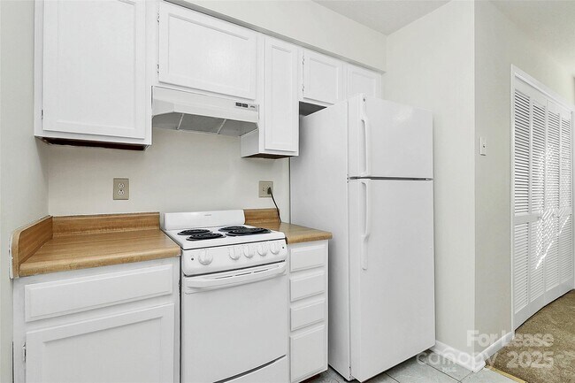 Building Photo - 6121 Heathstone Ln