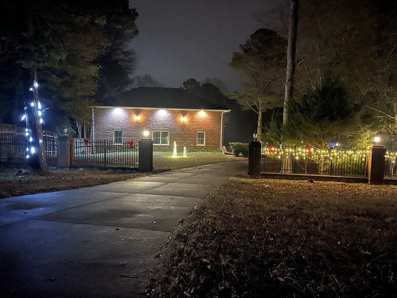 Building Photo - Room in Apartment on Little Mill Rd