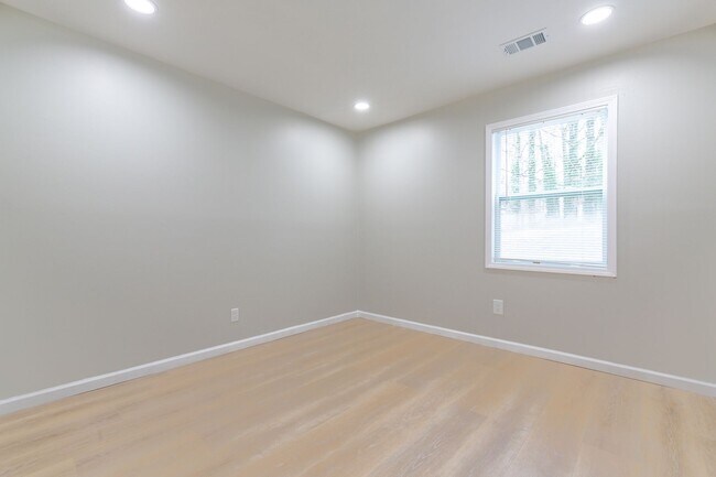 Building Photo - 1000 Rampart Pl