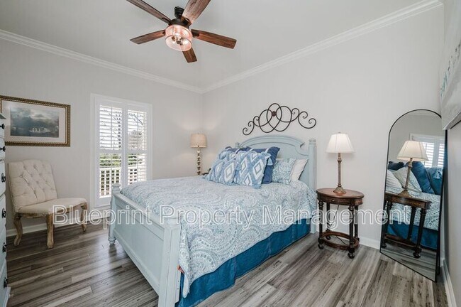 Building Photo - 5012 Wendover Dr