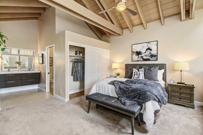 Building Photo - 2220 Boyer Dr