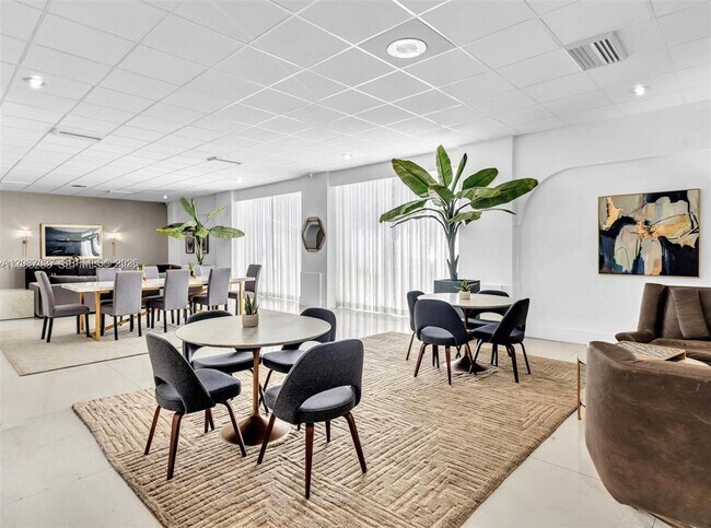 Building Photo - 3140 S Ocean Dr