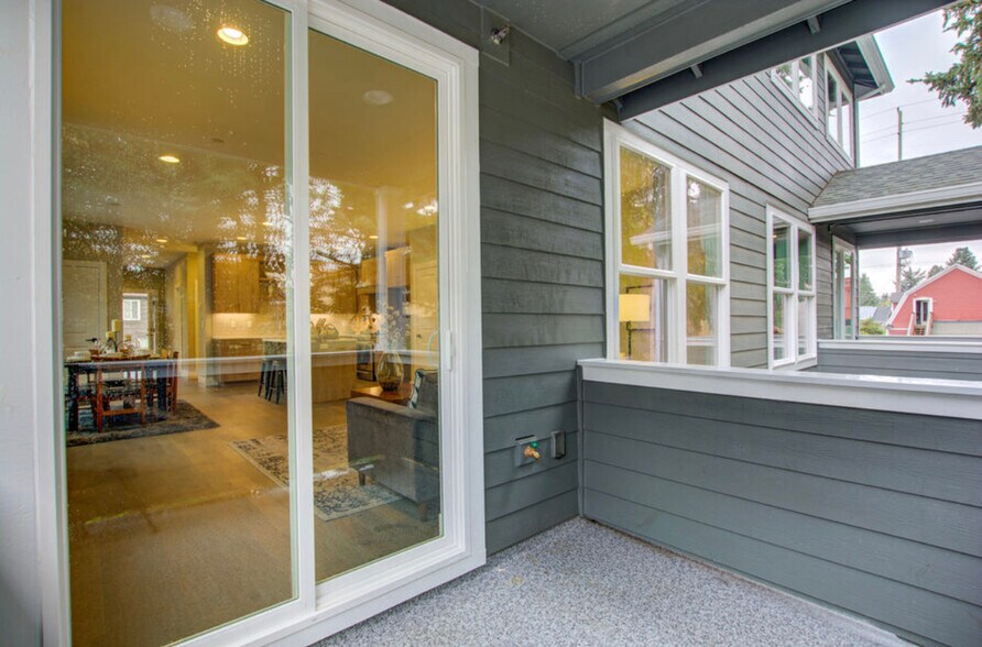 Building Photo - 6049 NE Flanders St