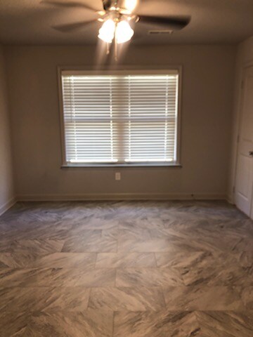 Building Photo - 100 Pine Cir