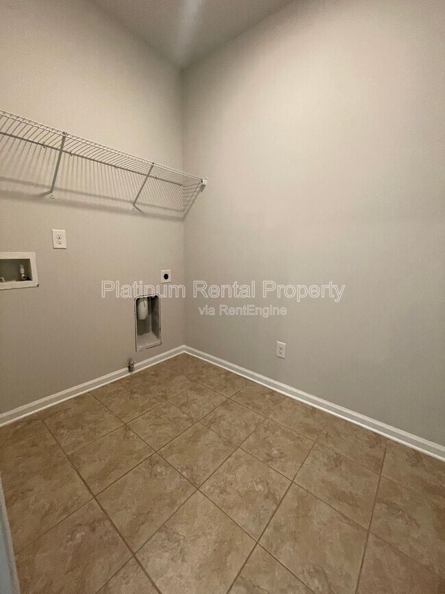 Building Photo - 1825 Dahlia Dr
