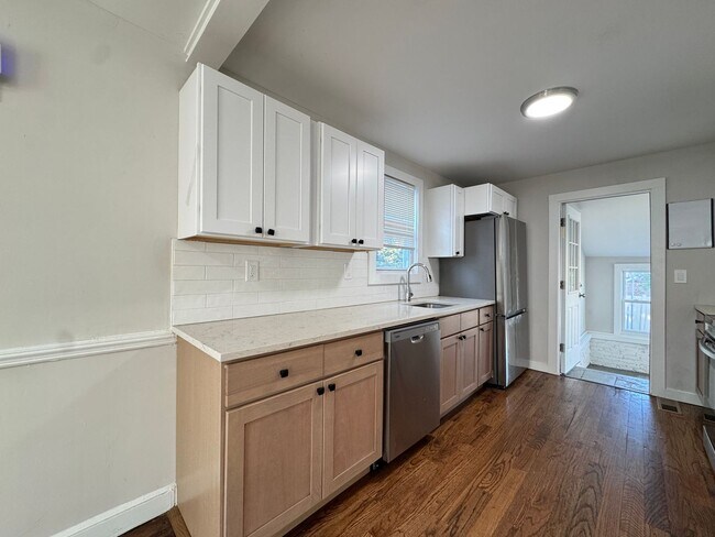 Building Photo - Cape Cod Single Family | Just a Block from the Beach!