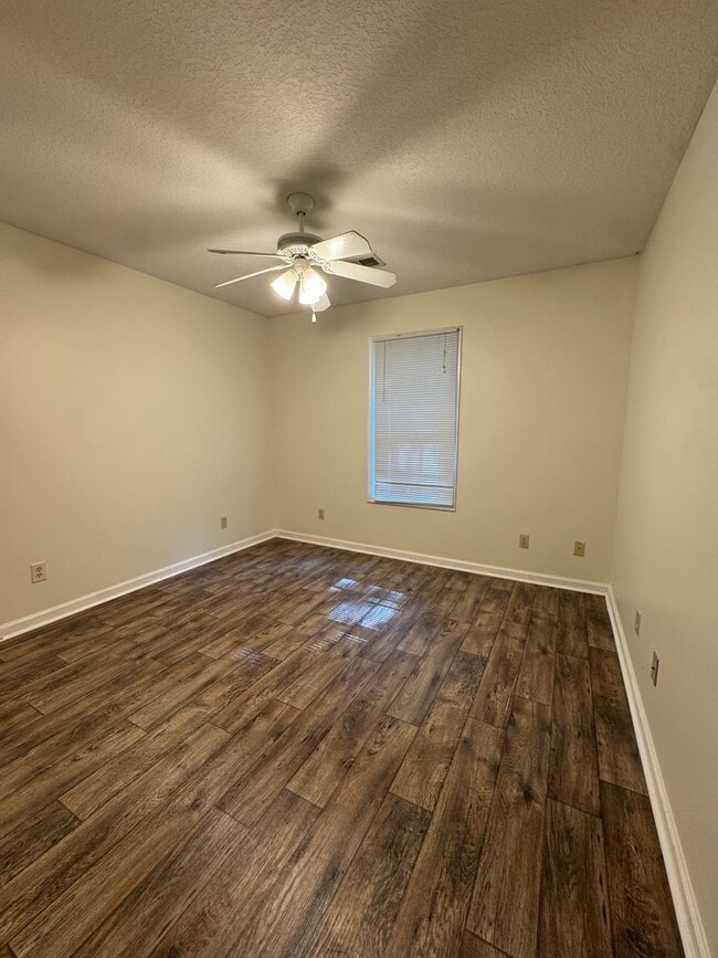 Building Photo - 3 Bed / 2 Bath Available Now!
