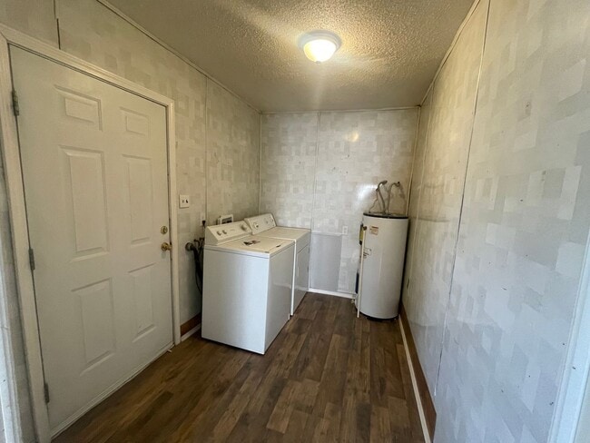 Building Photo - 2 bedroom / 1 bath, W/D connections