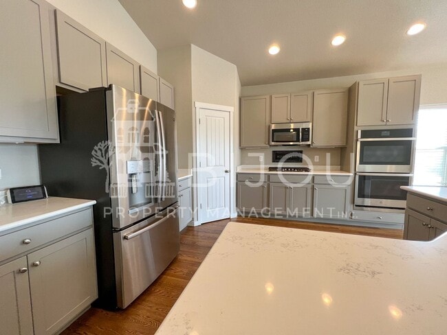 Building Photo - Grand Overlook to the Mountains!