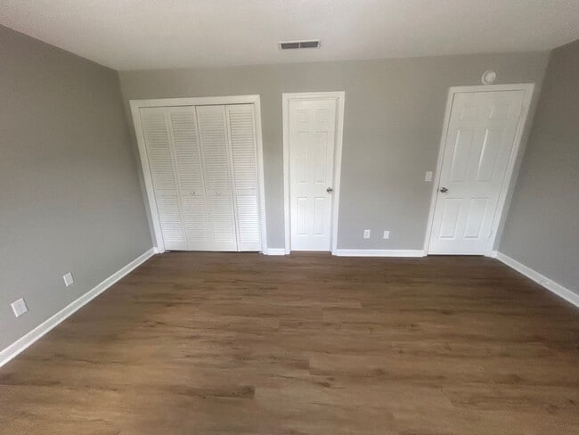 Building Photo - 137 Lionsgate Dr